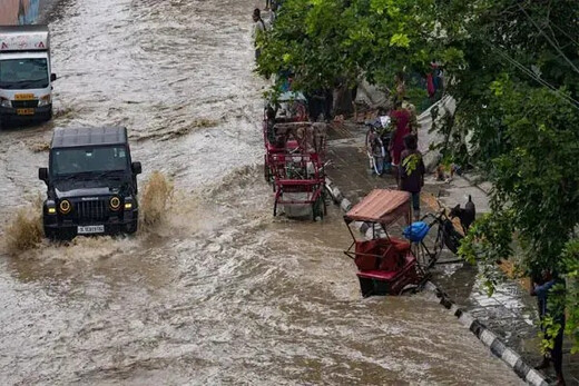 देशभर में मानसून का कहर : दिल्ली डूबने की कगार पर, पहाड़ों में मची भारी तबाही